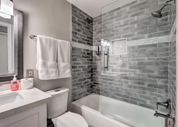 Vacation Rental, 3 Mi To Downtown! *