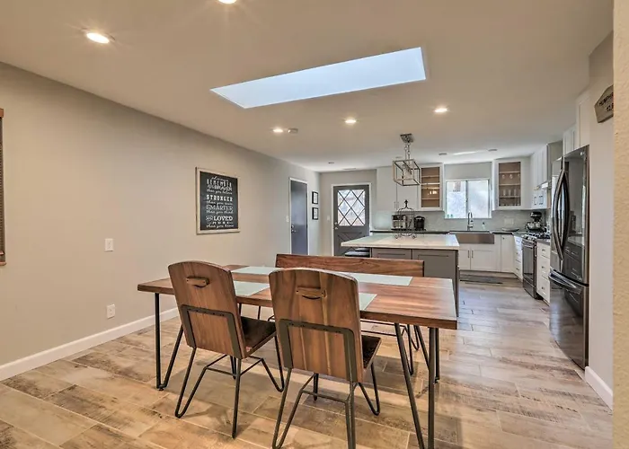 Vacation Rental, 3 Mi To Downtown! *