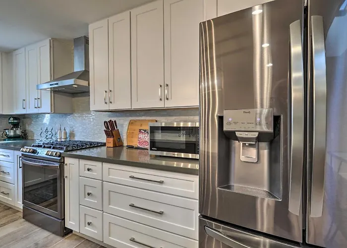 Holiday home Vacation Rental, 3 Mi To Downtown!
