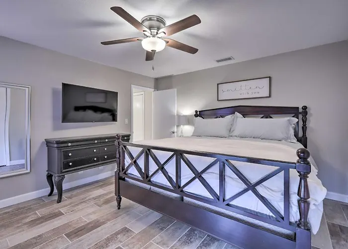 Holiday home Vacation Rental, 3 Mi To Downtown! *