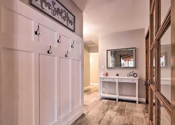 Vacation Rental, 3 Mi To Downtown! Holiday home